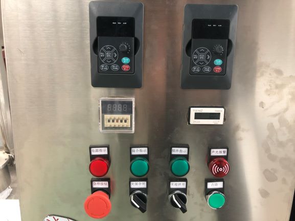 上海客戶(hù)雙錐混合攪拌機(jī)封蓋發(fā)貨