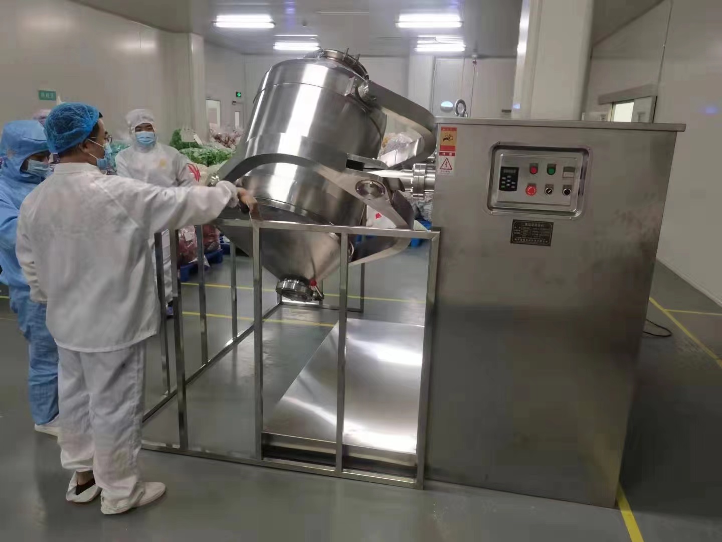 800L三維混合機(jī)客戶(hù)投入使用